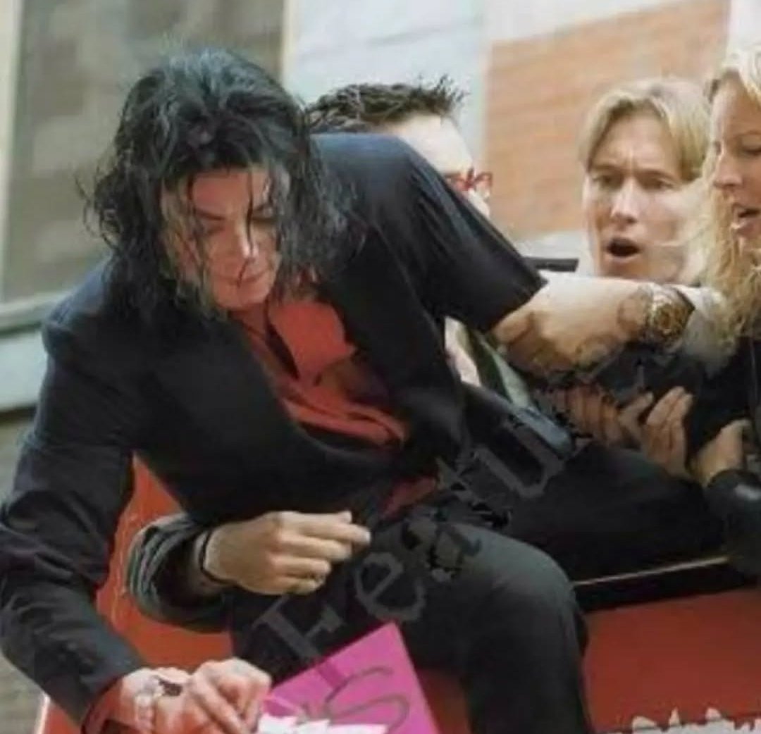 unbreakablemj0's tweet photo. Se eu fosse rica e adulta na época de ouro do Michael Jackson eu seria tipo o Waldo https://t.co/t8yGbEKM4f