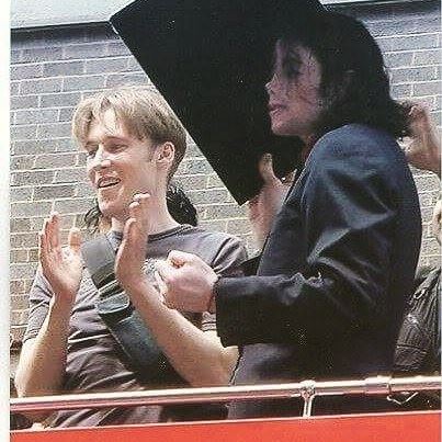 unbreakablemj0's tweet photo. Se eu fosse rica e adulta na época de ouro do Michael Jackson eu seria tipo o Waldo https://t.co/t8yGbEKM4f