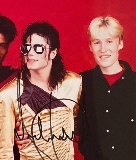 unbreakablemj0's tweet photo. Se eu fosse rica e adulta na época de ouro do Michael Jackson eu seria tipo o Waldo https://t.co/t8yGbEKM4f
