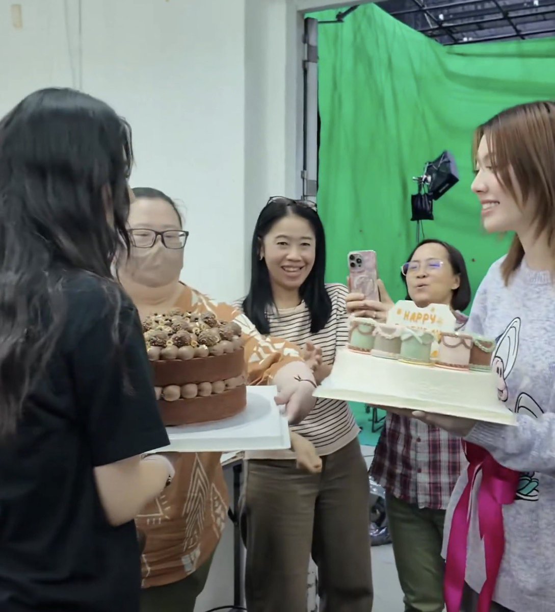 Uhm, wrapping a ribbon around yourself means what exactly? Gifting yourself to Ling for her birthday, bb? 😳😂

LINGLING BORN TO BLOOM
#TheDayOfLinglingKwong
#หลิงออม #LingOrm