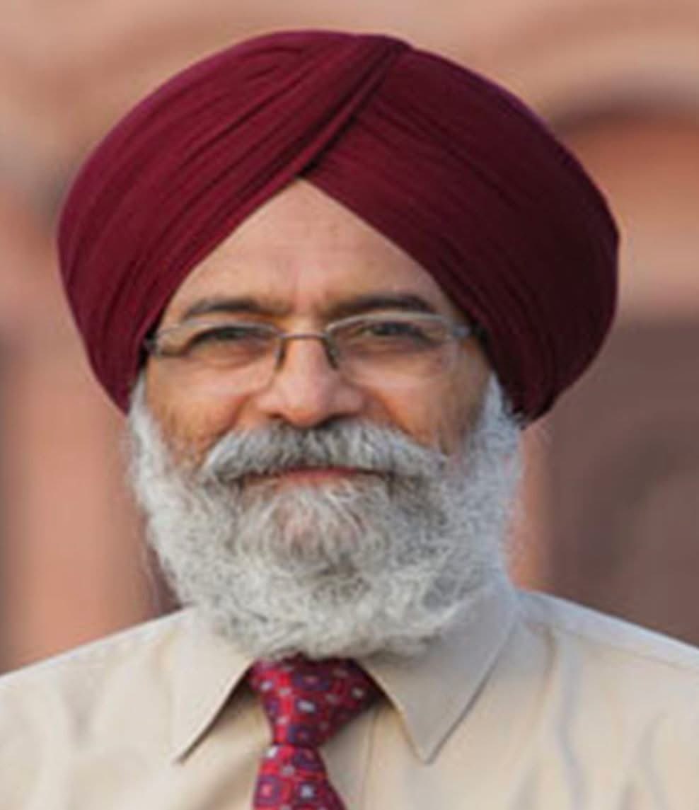 सुरजीत पातर को गए हुए आज 2 साल हो गए। उनकी यह कविता वर्तमान में कितनी प्रासंगिक है आपक ख़ुद अंदाजा लगाएं : कृष्ण वृहस्पति 

कविता के हत्यारे 

मैं पहली पंक्ति लिखता हूं 
और डर जाता हूं राजा के सिपाहियों से 
पंक्ति काट देता हूं 
मैं दूसरी पंक्ति लिखता हूं 
और डर जाता हूं बाग़ी