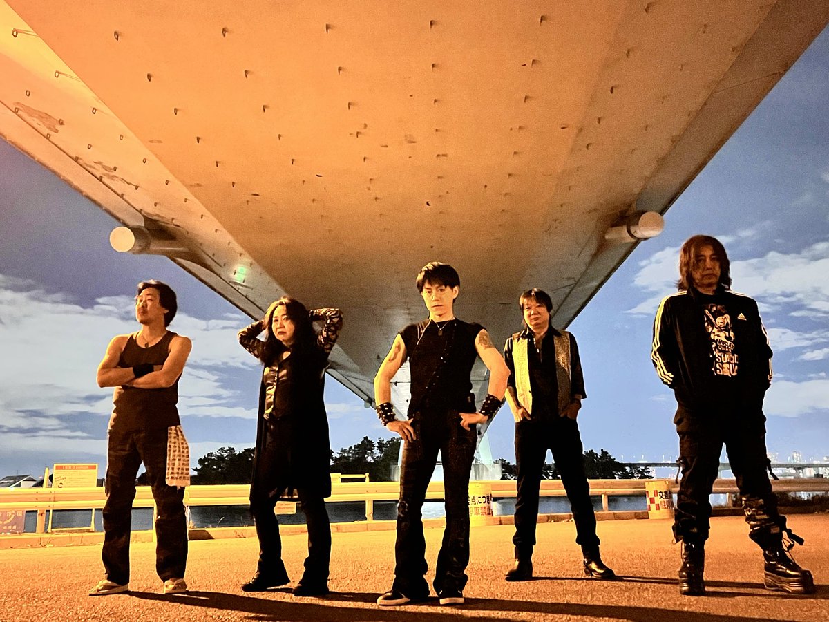 m_pro_official's tweet photo. 5人揃ったM-PROMINENCE。
やっと新しいアー写を撮って来ました。やっぱりアウトドアにて。

開放感でもあるのか、男子(!)たちがわちゃわちゃして言うこと聞いてくれなかったです（笑）

ちょっと男子ー、ちゃんとしてー(みきてぃ) https://t.co/MkS29H47Q0