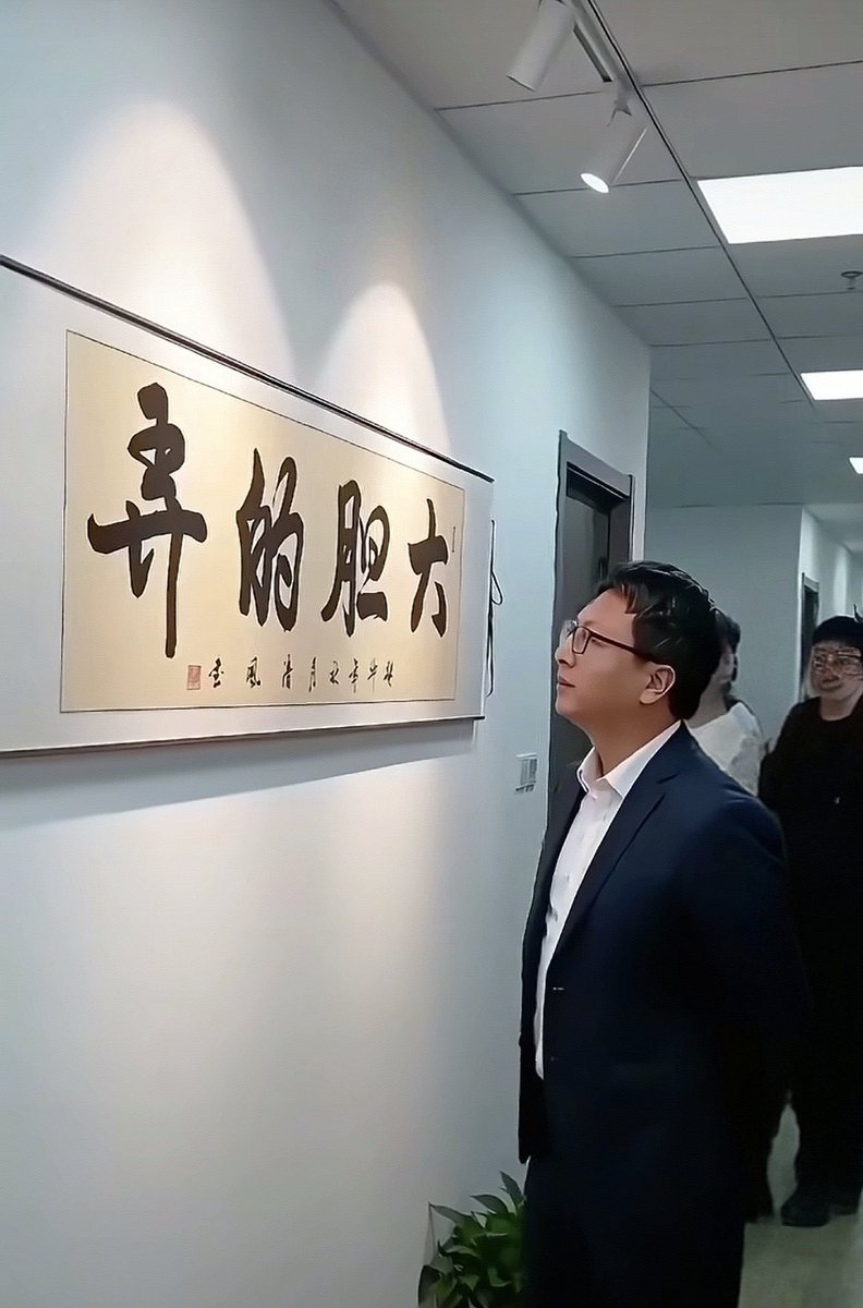 lj007eth's tweet photo. payai市值推演，免责声明：仅作为个人投研，不作为投资建议
当前合理估值1.5亿刀，极致牛市叙事落地可冲向5-10亿刀。

1.真实流量已验证：×402协议整体已有3500万＋笔交易、1000万＋美元累计成交（Solana官方数据）。PayAI是第二大facilitator（Coinbase 占 ~70-77%，PayAI 常年10-14%+份额），真实处理过数万笔 Agent 交易

2. Al Agent 商业闭环的支付刚需：这是最强叙事。Agent要规模化，就必须有“按次付费、无API Key、无订阅”的基础设施。Solana + Google Cloud 刚推出的https://t.co/msEiizbtPz 直接把 PayAI 列为launchpartner，所有 Agent 都能通过 https://t.co/msEiizbtPz发现并调用 PayAI 支持的服务—这等于拿到了官方背书。

3.支付层先受益：一旦 Agent经济起飞，类似DeFi2019-2021的UNI支付层会像Uniswap 一样成为价值捕获核心。 Uniswap 现在市值几十亿美元市值，PayAI 现在才900万刀，差距巨大。

4. 技术+采用+刚需vs市值，多链Solana+全 EVM、零 API Key、400ms 确认、0.00025刀手续费、开发者一键接入产品已经 ready,x402 生态正在从“早期实验”走向“真实商业”。

5.PayAI当前保持10-15%份额、在https://t.co/msEiizbtPz加入后，payai会彻底改变原来的份额占比，预计会冲到30%左右，AI Agent叙事不崩。给150M的估值依然是保守的，明显低估了其基础设施地位。

总结：当前payai=早期uniswap ，这样比喻更贴切简单易懂
#payai #X402 @PayAINetwork 
@x402 @jieli77777