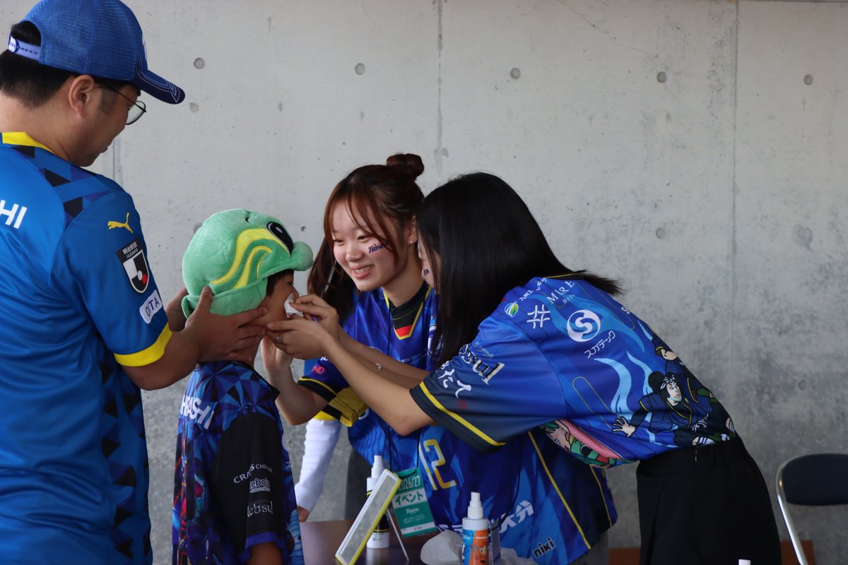geitanpjc's tweet photo. 5月10日（日）にクラサスドーム大分で開催されたサッカーJリーグ・大分トリニータ対サガン鳥栖戦において、フェイスシールの販売活動を実施しました。多くのサポーターの皆さまにご購入いただきました。ありがとうございました。

#情報コミュニケーション学科 #大分トリニータ #サービスラーニング https://t.co/d3BhQC1JOp