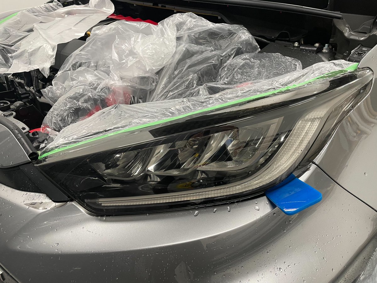 motojima5555's tweet photo. サーキット走行で飛び石による傷が気になり、
My GR YARISのヘッドライト @STUDIOJLOC にてプロテクション施工を行いました。

せっかくなので、少しだけスモークカラーも追加。

飛び石による傷だけでなく、紫外線による黄ばみや劣化���内部ダメージからヘッドライトを保護する効果もあります。

また、小傷は日光などの熱によってフィルムが自己修復します。

ご興味のある方は、ぜひお問い合わせください！