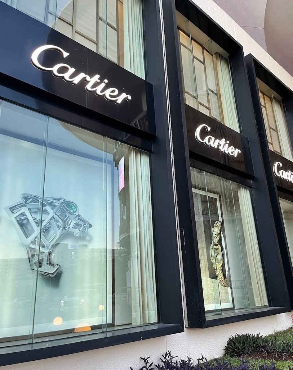 .@JRLB_  vive de vacaciones y gasta como millonario, así fue captado en la tienda Cartier de la isla de Cancun.

Y los chairos que lo defienden en redes diariamente batallando en el metro de la CDMX y tragando frijoles como les dice <a href="/Claudiashein/">Claudia Sheinbaum Pardo</a>

📸 <a href="/jorgegogdl/">Jorge García Orozco</a>