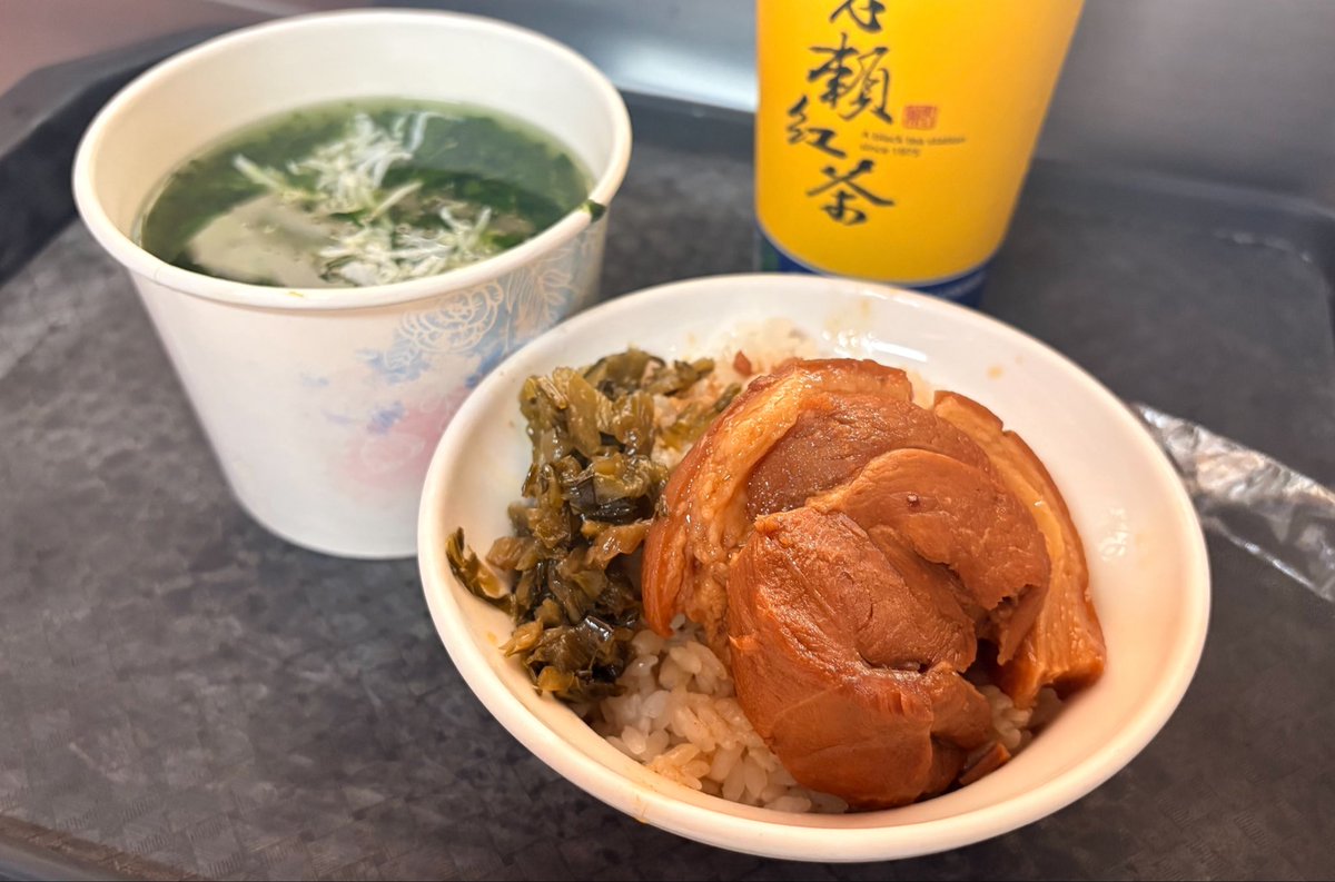 sugarplus513's tweet photo. 月曜担当MGです🐙
GW中に台湾に行ってきました！
行く前から食べたいものがたくさんあって胃袋3つ欲しい状態でしたが、しっかりたくさん食べて帰ってきたので、しばらくはちゃんとジムに通おうと思います😂
写真は市場で食べた魯肉飯です🇹🇼 https://t.co/Ls1ZQRTegi