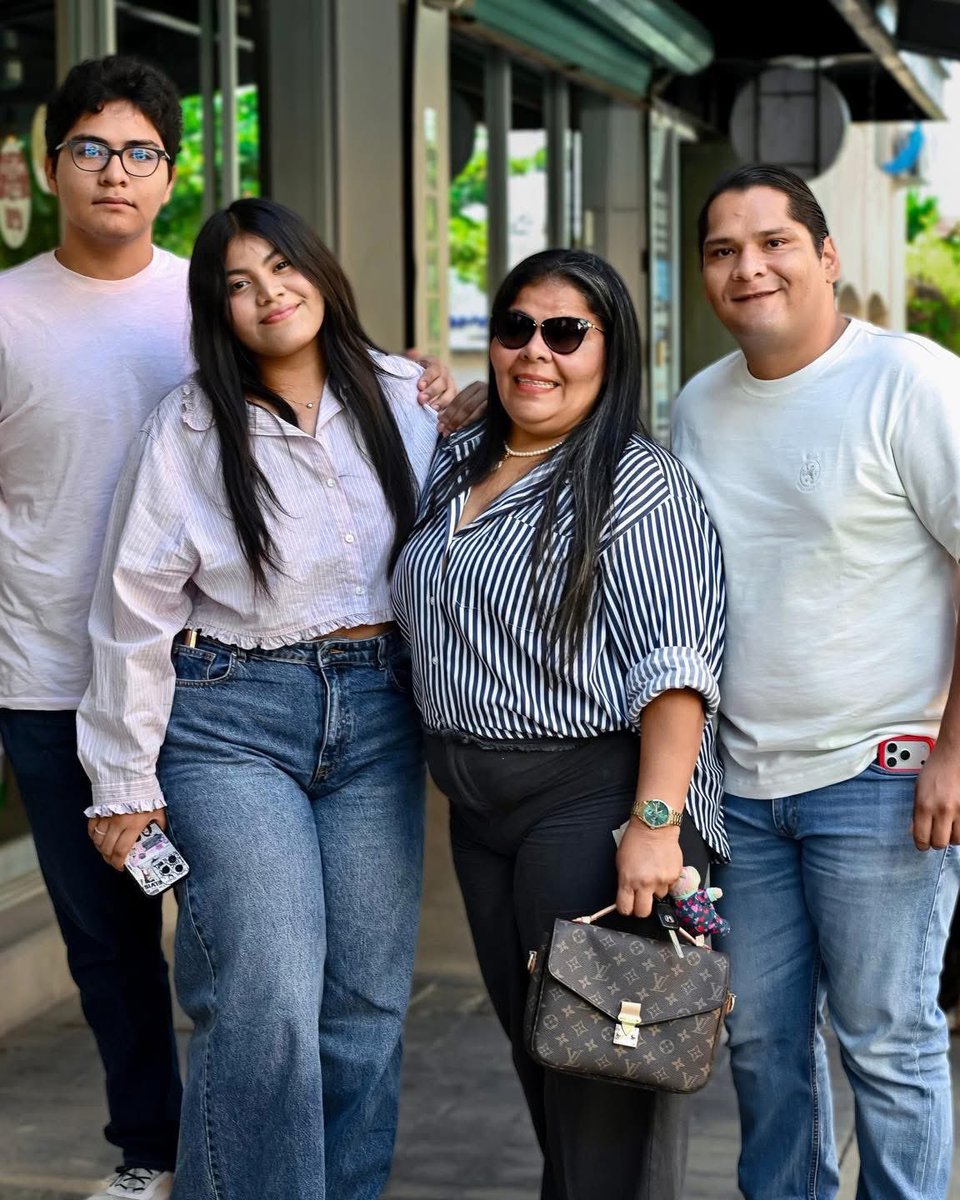 Para ti, mamá Claudia Alvarado, en este Día de las Madres:
Eres el latido que me trajo al mundo,
la mano que me levantó cuando caí,
el abrazo que cura todo y la oración constante.
Gracias por ser mi hogar, mi ejemplo y mi mayor orgullo.