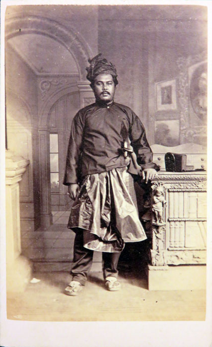 nmraziz's tweet photo. Gambar dari John Thomson sekitar 1862-1864
Qoute dari gambar 
Thomson Singapore, Malay man , albumen silver carte de visite photograph Lee Kip Lee collection https://t.co/Wriik9rXJP