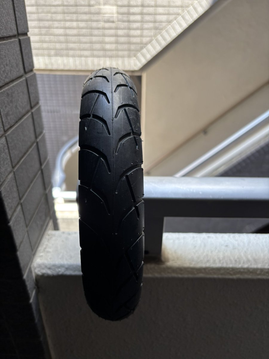 Yy5Sb's tweet photo. MOPEROの走行距離7000km間近。
流石にリアタイヤがヤバい(笑)
持ってて良かった予備タイヤ。
今後は5000km目安かなぁ
꜀ (゚∀。) ꜆
#特定小型 #特定小型原付 #特定小型原動機付自転車 #MOPERO #モペロ https://t.co/4hKj2RF4Dx