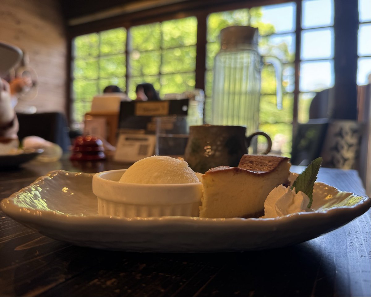 URoom_202006's tweet photo. お疲れ様です😊
URoomです！

昨日は山奥のレストランへ🌿
天気も良くて、窓から見える緑に癒されました☺️イカスミパスタにチーズケーキまでしっかり堪能🍝🧀ゆったりした時間でリフレッシュできました◎

今週も宜しくお願いします✨

#企業公式相互フォロー
#企業公式つぶやき部 #ランチ https://t.co/kdMMmecKJc