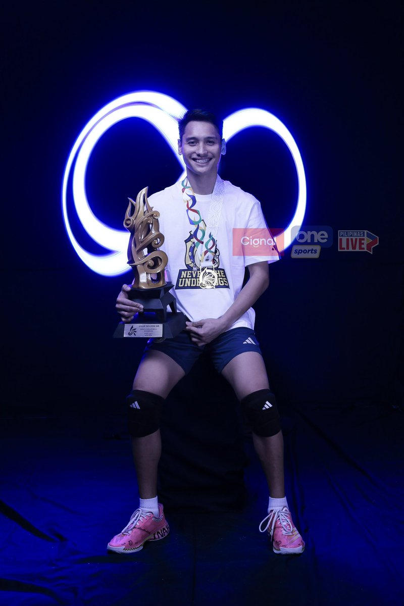 OneSportsPHL's tweet photo. PAW-ERHOUSE DYNASTY 🐶👑

The NU Bulldogs proudly pose with the trophy after another dominant run, sweeping the Finals anew to clinch their sixth consecutive championship in the #UAAPSeason88 men’s volleyball tournament.

#LegendsStartHere #StrengthInMotionHopeInAction https://t.co/ijNbzpbDPL