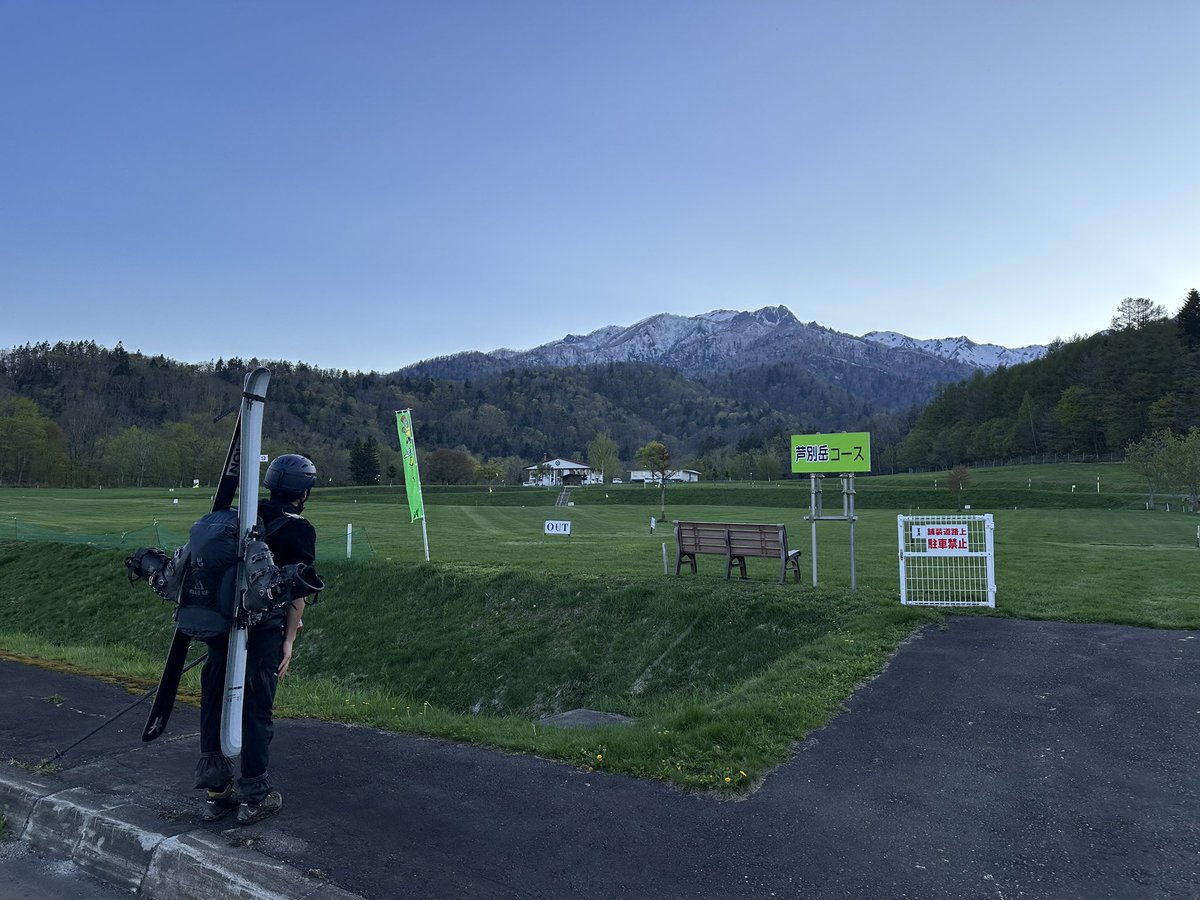 UetakeLab's tweet photo. ラボメンバーのアウトドアスキル実践強化のため芦別岳本谷に山スキーに出かけてきました。 https://t.co/OOWJtnw9OM