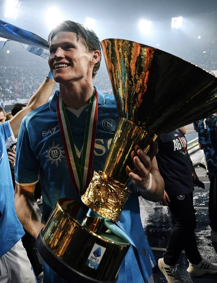You can run, you can hide, but the best of Carrington will always shine 💫

Last season McTominay lifted the Scudetto, now Rashford’s lifting La Liga. So damn proud! 🫶🏽