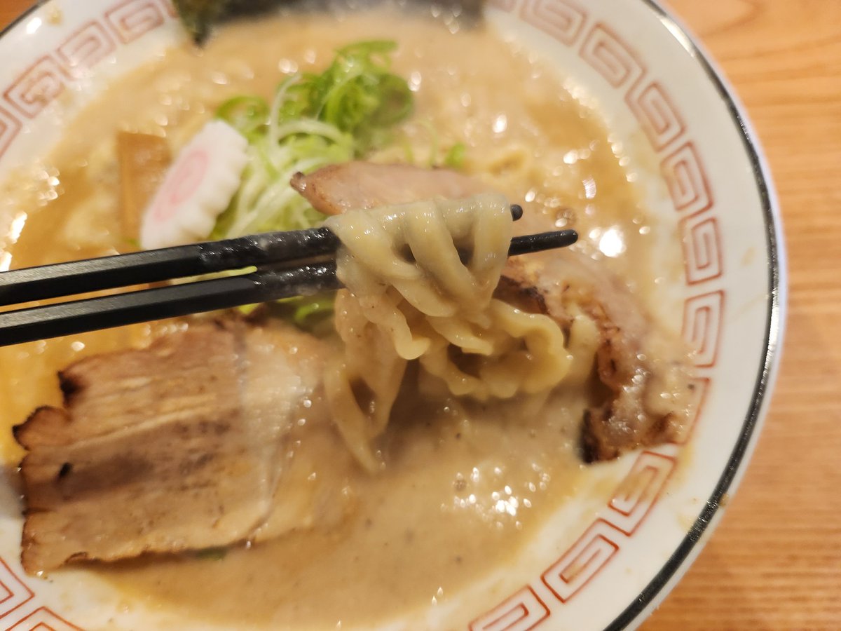 sanotmn's tweet photo. 乙ラーメンアリス@岡山
濃厚豚骨ラーメン1100円
泡立つほどに濃厚でドロリとした豚骨スープ。無鉄砲や大岩亭など特濃なスープを思わせる。切れのあるカエシの塩梅よし。麺は平打ちの幅広麺でプルプル。この麺のおかげでスープを持ち上げすぎずにスルリと食べられる。美味い！ https://t.co/le5PkCKfBe