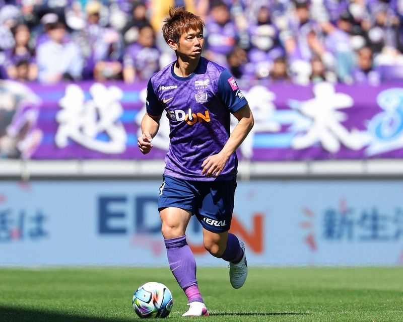 weeklysd's tweet photo. ⚽️Jリーグ⚽️ 

「迷うシーンが減ってきている」ガウル体制４か月の進化を塩谷司はどう受け止めているか。歳の近い指揮官とは良好な関係
https://t.co/EwBou8CMLZ https://t.co/mVhT2V1wcj