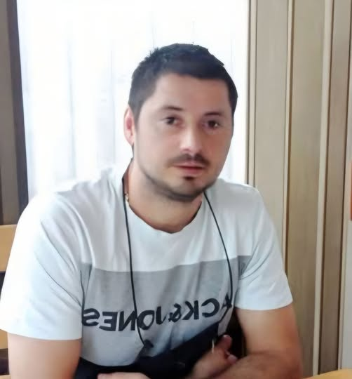 NESTAO – MOLIMO ZA POMOĆ I DELJENJE
Nestao je Milan Prvanov, radnik kompanije JCHX, za kojim policija intenzivno traga već dva dana.
Njegovo vozilo pronađeno je u ataru sela Nikolicevo, u blizini Delta Agrara. Prema trenutnim informacijama, ...pravcem Nikolicevo – Metovnica