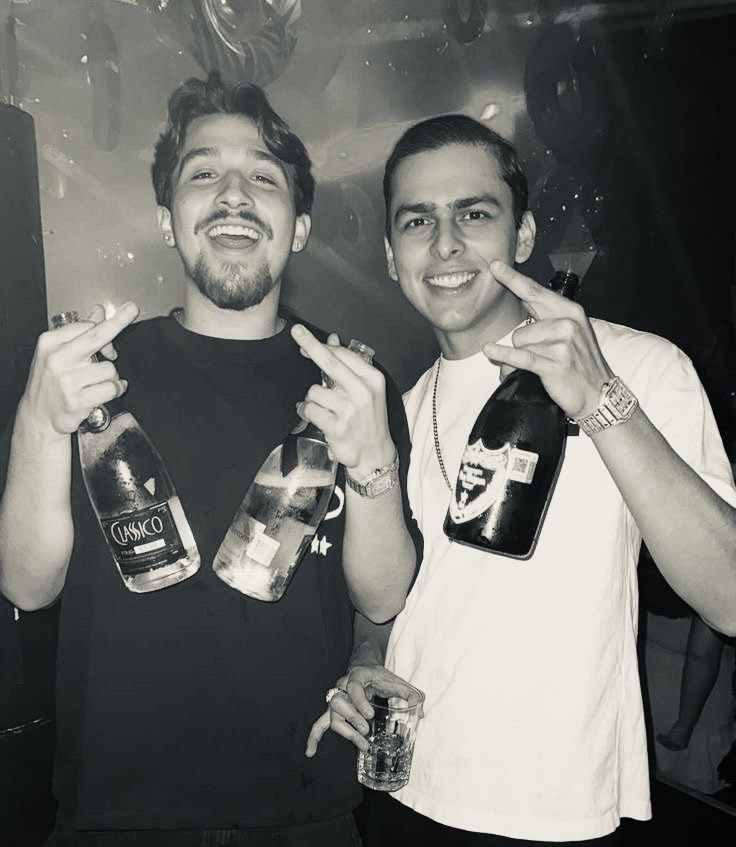 AbelSaenzzzz's tweet photo. Las putas 🐐🐐 en mis 📚📚 rompieron en super nova y ahora rompieron en La Mansión VIP 👏🏽👏🏽. La mejor dupla en todas las redes. #lamansiónvip #lamansionvip https://t.co/GS17CcOxC1