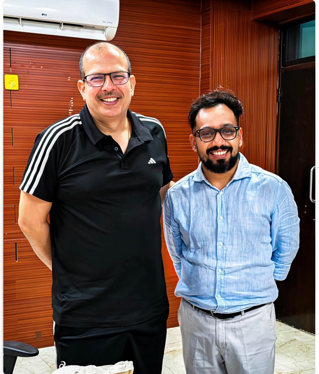 SudhanshuSME's tweet photo. केंद्र में पदस्थापित लोकप्रिय #IAS #KKPathak सर के साथ मुलाकात मेरे लिए अत्यंत प्रेरणादायी रही। बाहर से कठोर व्यक्तित्व, परंतु भीतर से स्नेह और मार्गदर्शन से परिपूर्ण। आपके आशीर्वाद और आत्मीय स्वागत के लिए हृदय से आभार।🙏🏻 https://t.co/areCxOslxJ