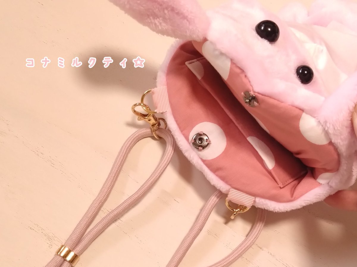 口からティッシュが出る動物さん、ピンクのスマホショルダーさんと白の