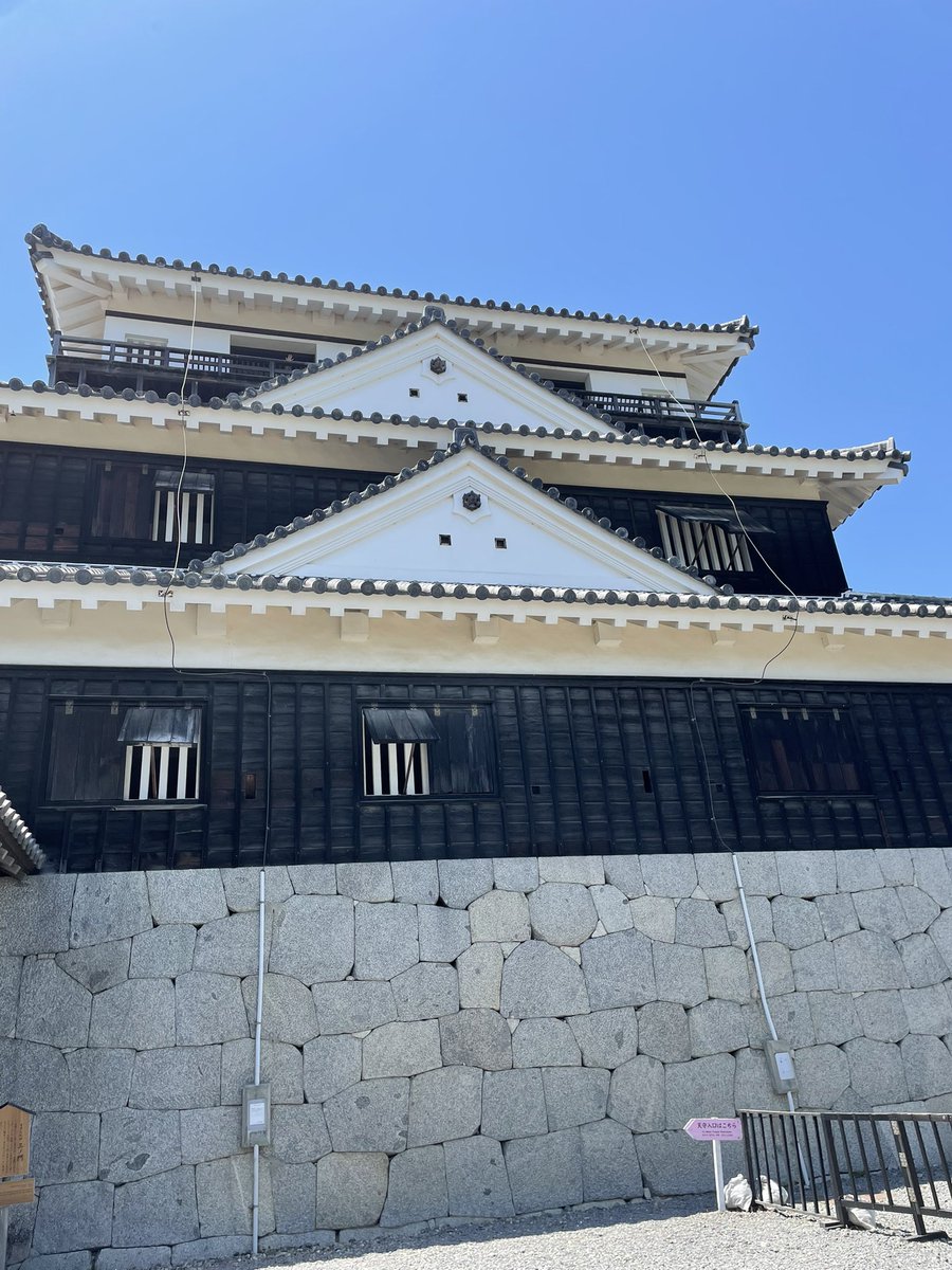 NKTNaui's tweet photo. 昨日行った松山城
思いの外好きなお城と空間であった
快晴すぎて嘘みたいな背景 https://t.co/KrUPNO0IqT