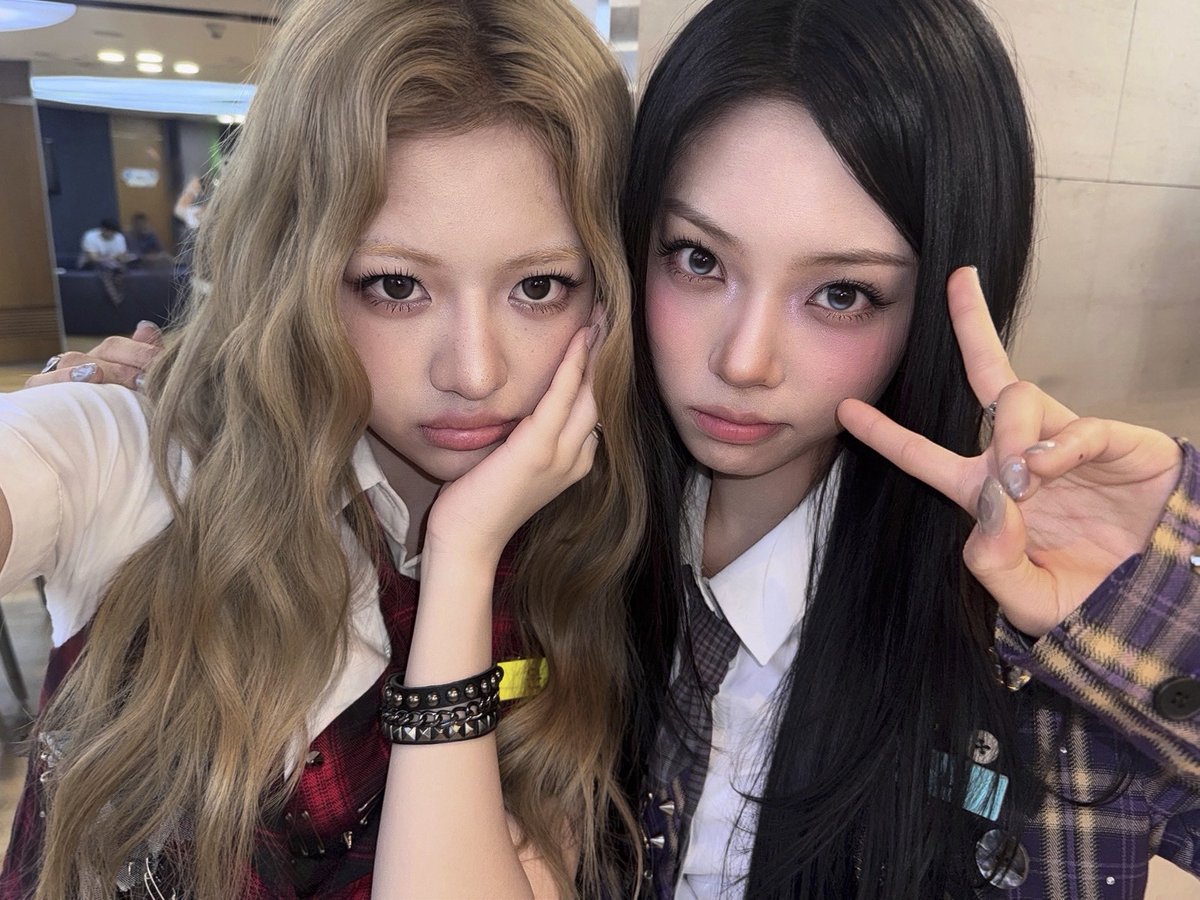 rahaeun's tweet photo. Pretty girl next to pretty girl, a repetitive motion you sure wouldn't complain because.. it's us, 𝘜𝘕𝘊𝘏𝘐𝘓𝘋! 🍞 ∿ ₊ 𓈀 Newflash: we also can be just adorably fine, despite all thing fierce you've seen! 🗣 https://t.co/XKIFQA3nAX