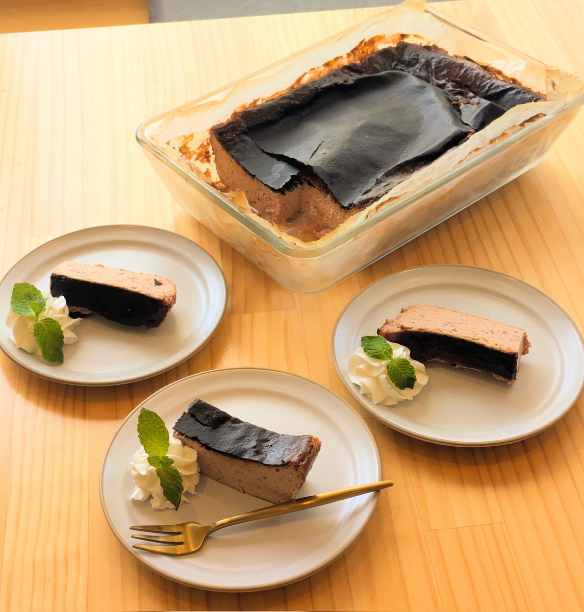 cafe_fhtm's tweet photo. 本日もオープンしました！今週も張り切って営業していきますので、ご来店をお待ちしております。
新しくいちごのバスクチーズケーキを作りました。新鮮ないちごをたっぷりと使用し、高温でこんがり焦げ目が付くまで焼き上げました。クリームチーズの酸味といちごの爽やかな香りが相性抜群です！ https://t.co/msRGkF5pLm