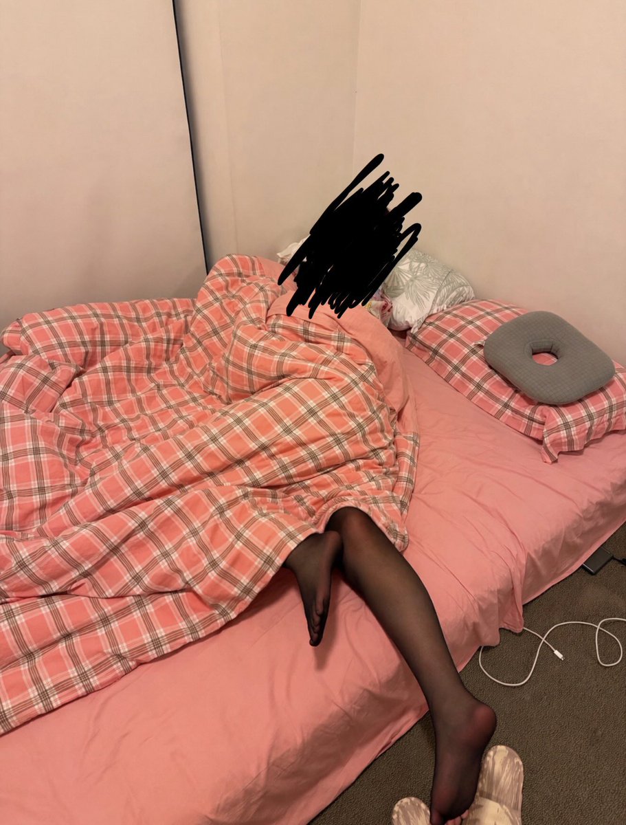 人妻穿着黑丝睡觉，这不得钻进去做点什么嘛 https://t.co/obLEdGHBpt