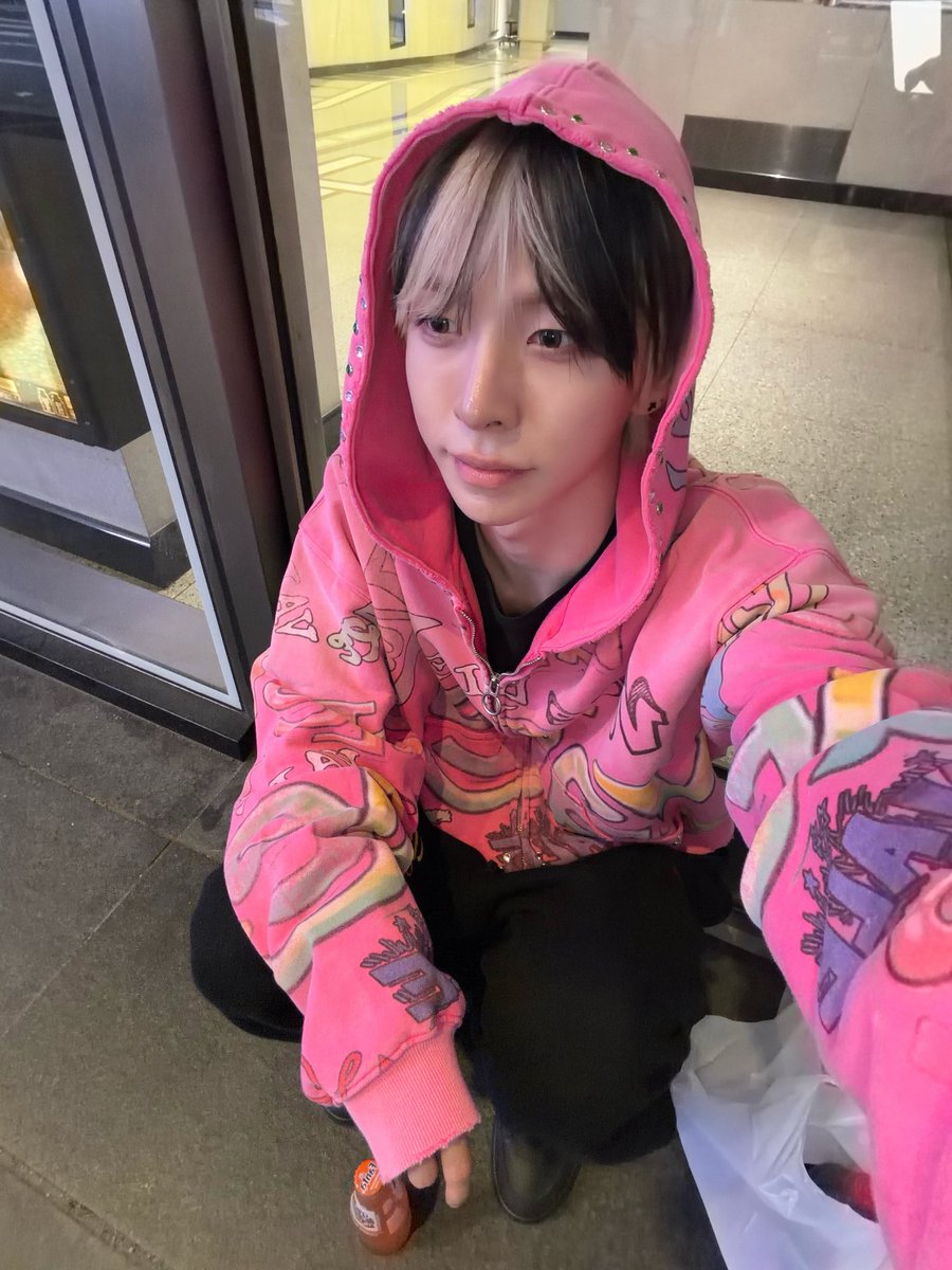 wenoluvr's tweet photo. the difference between them LMAOOO https://t.co/nrFGzw5SHk
