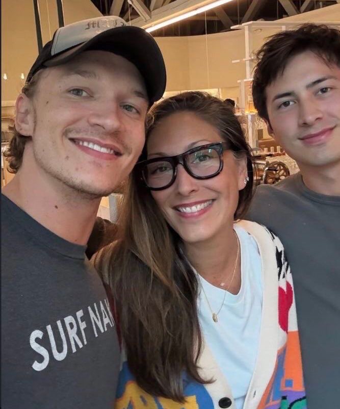 smyanov's tweet photo. Short au #hollanov onde:

Ilya passa seu primeiro “dia das mães” com a família hollander, e as coisas saem de seu controle..

Ou 

Ilya é o filho favorito de Yuna e tudo isso é a grande prova disso 👅 https://t.co/3z7WRnBki7