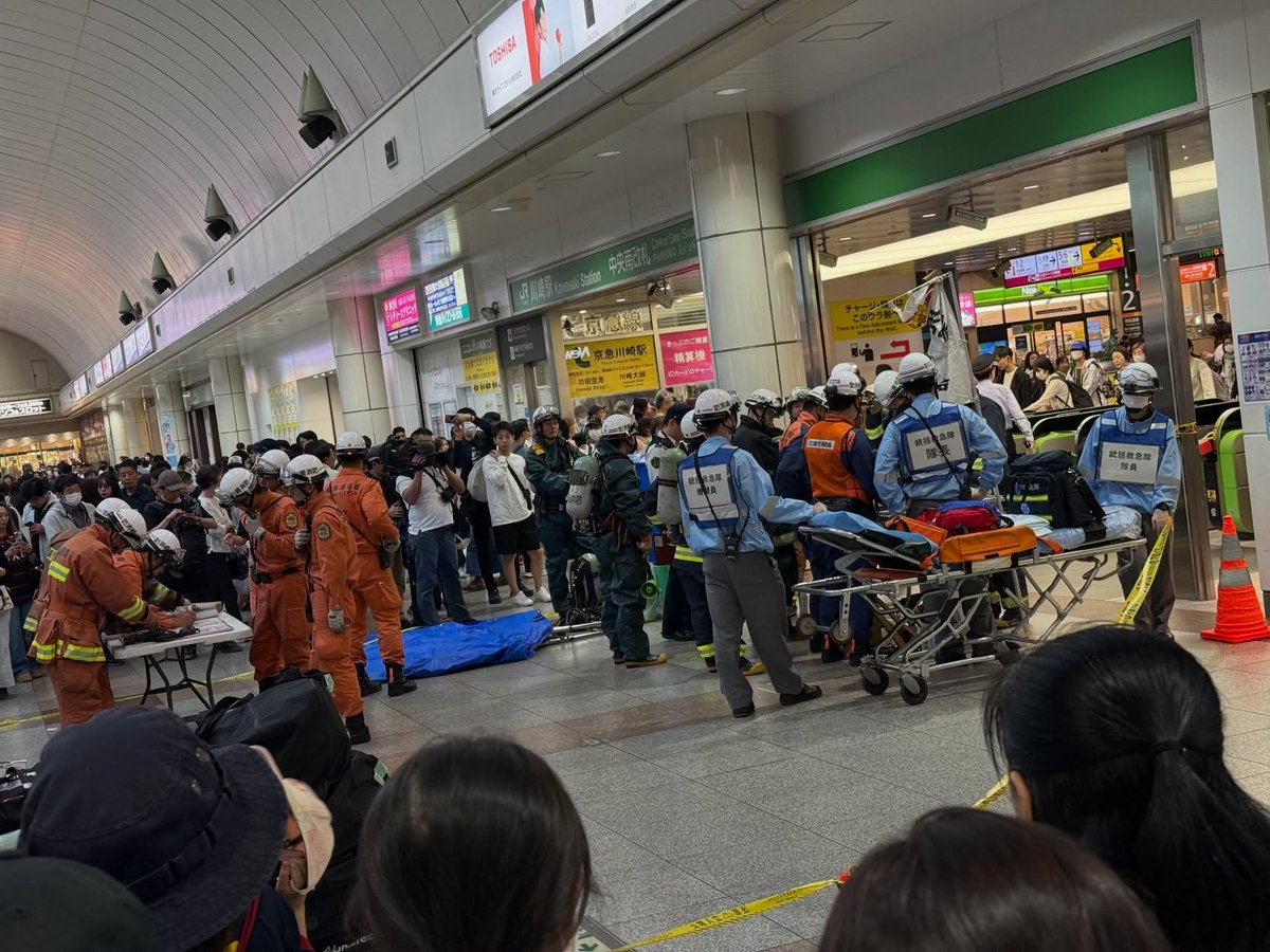 YourJapanInfo's tweet photo. 📷 BREAKING NEWS: Long lines of police cars, ambulance, & firetrucks were called to the JR Tokaido Line in Tokyo, Japan on Sunday after a suspected spraying incident inside the train was reported.

A family of three were taken to hospital. The 35-year-old mother, who was with her husband and their 1-year-old daughter, said her throat felt irritated, but otherwise they did not sustain major injuries. Some other passengers in the same train car noticed a strange smell, but it was not clear whether anything was actually sprayed, the police said.

#japan #japannews #tokyo