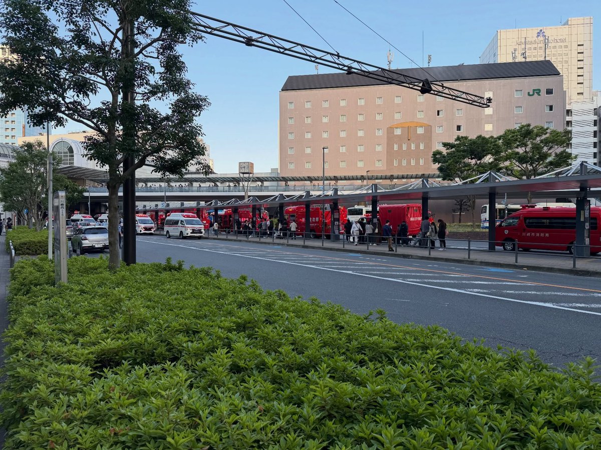 YourJapanInfo's tweet photo. 📷 BREAKING NEWS: Long lines of police cars, ambulance, & firetrucks were called to the JR Tokaido Line in Tokyo, Japan on Sunday after a suspected spraying incident inside the train was reported.

A family of three were taken to hospital. The 35-year-old mother, who was with her husband and their 1-year-old daughter, said her throat felt irritated, but otherwise they did not sustain major injuries. Some other passengers in the same train car noticed a strange smell, but it was not clear whether anything was actually sprayed, the police said.

#japan #japannews #tokyo