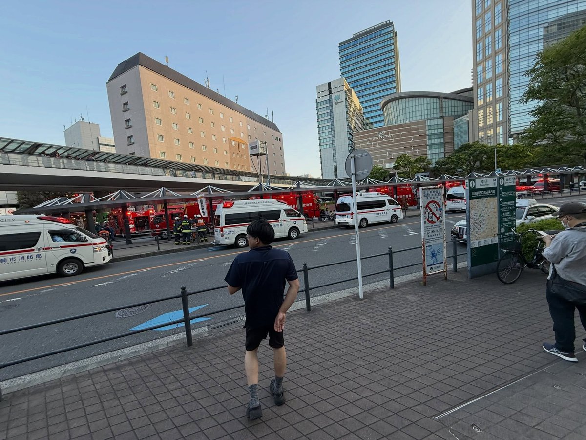 YourJapanInfo's tweet photo. 📷 BREAKING NEWS: Long lines of police cars, ambulance, & firetrucks were called to the JR Tokaido Line in Tokyo, Japan on Sunday after a suspected spraying incident inside the train was reported.

A family of three were taken to hospital. The 35-year-old mother, who was with her husband and their 1-year-old daughter, said her throat felt irritated, but otherwise they did not sustain major injuries. Some other passengers in the same train car noticed a strange smell, but it was not clear whether anything was actually sprayed, the police said.

#japan #japannews #tokyo