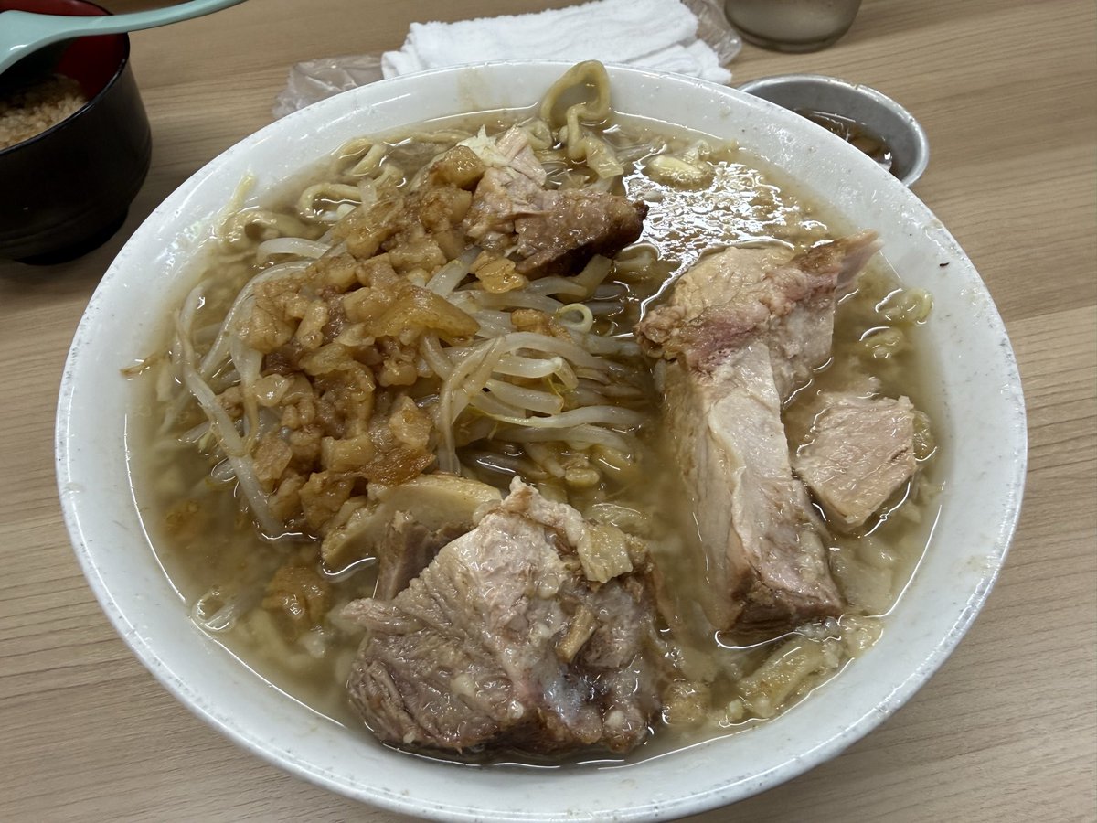 Quicq110's tweet photo. 大阪から帰る前に念願の歴史を刻めに行ってきた！！
10:30くらいから約2時間並んだけど、並ぶ価値あり&amp;評判通り美味すぎたぁ(￣▽￣)
最近豚とアブラにハマってるけどどっちも自分の好みで満足感がヤバい！

次の機会があったら汁なし食べるぞ( ͡° ͜ʖ ͡°) https://t.co/ysnZfGf6h4