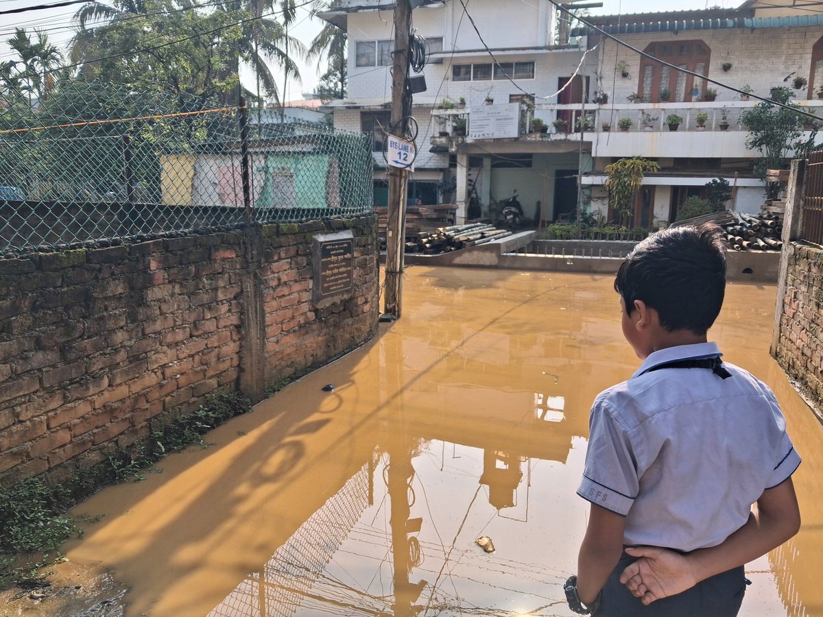 samudragkashyap's tweet photo. Waistdeep water on Juripar Road, Panjabari, after last night's heavy rain. Juri Storm-water Drain construction work going on at snail's pace. Students missed school/college, others unable to go to work.
@DCKamrupMetro
@OfficialGMDA
@sdma_assam 
@CSAssam_ https://t.co/fHxXLfreV0