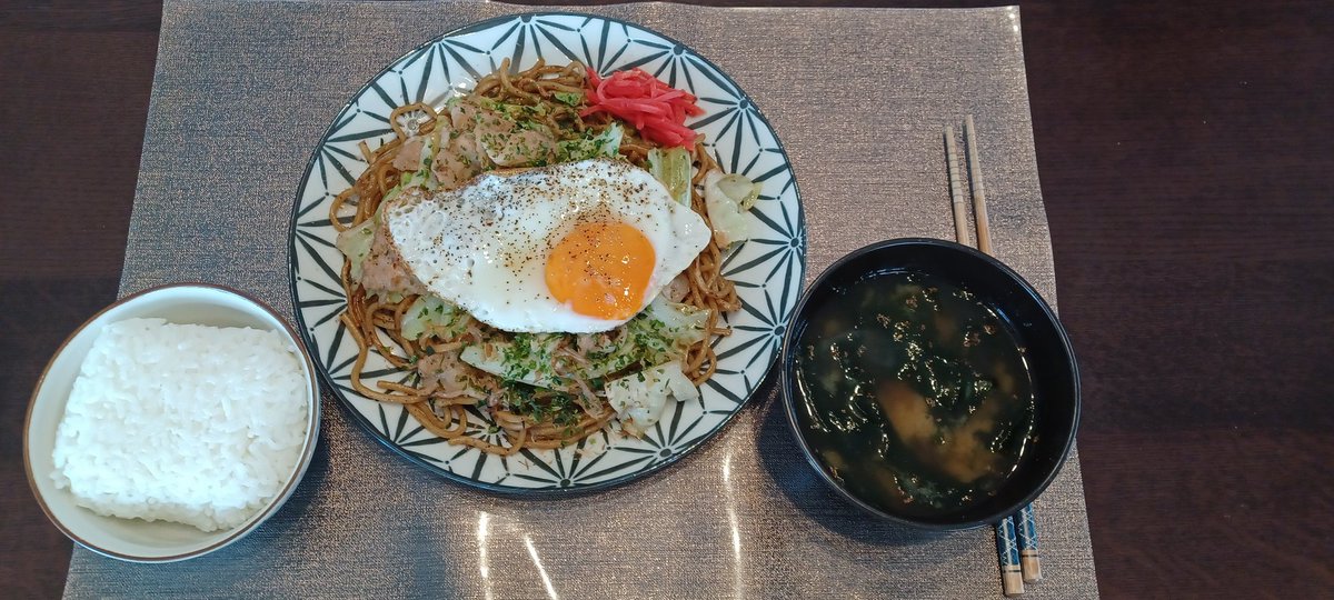 mb_yuji's tweet photo. 焼きそば定食 https://t.co/dX7YZlpdbh