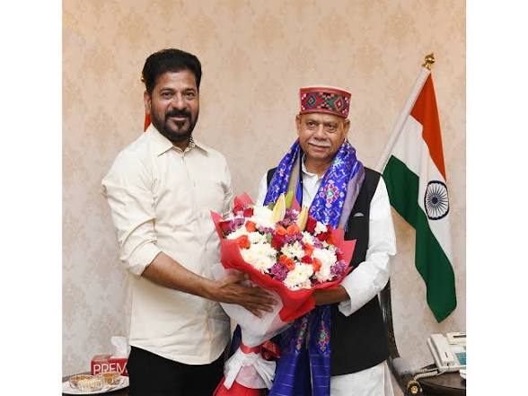 హైదరాబాద్ లోకభవన్‌లో ఉదయం 11 గంటలకు ముఖ్యమంత్రి రేవంత్ రెడ్డి గవర్నర్ శివ ప్రతాప్ శుక్లాతో భేటీ కానున్నారు.
(File Photo)