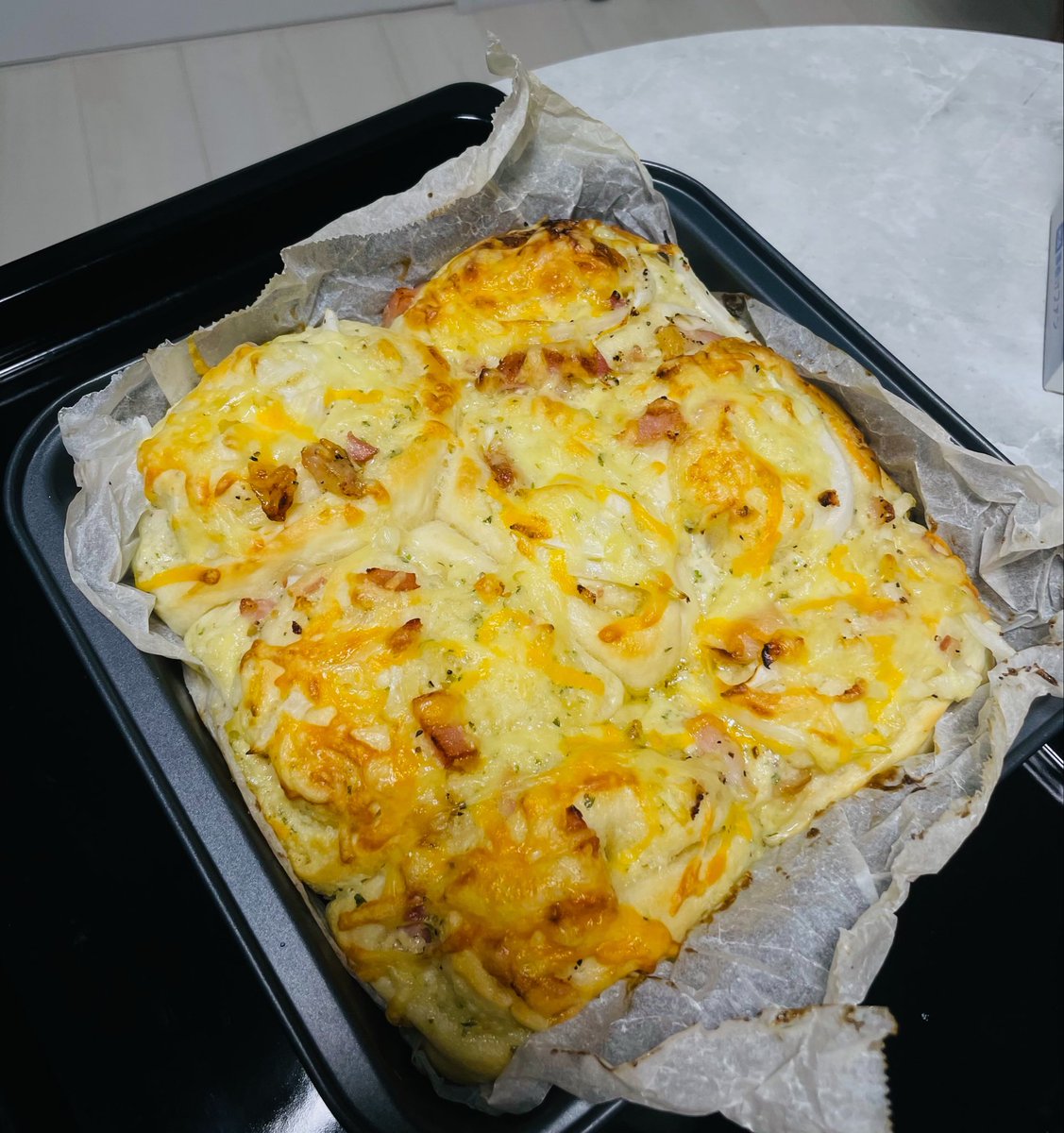 13303pla's tweet photo. ガーリックオニオンブレッド焼いた！
惣菜パンは初めて作ったけど、美味しかった！でも、バター使い過ぎてカロリーもやばいし、近年はずーっとバター単価高いから、あまり使わずにつくれるパンも模索中。
今度はシュークリームつくりたいな〜 https://t.co/f0aqCC6gqC