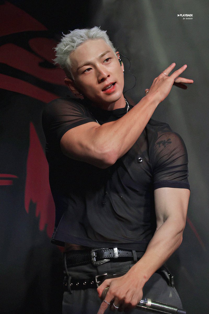 260510 💬 #BAEKHO gets asked whether his current physical condition is at Waterbomb level or better, his future solo concerts in 2027, his wish to meet overseas dOnOs and how his English learning is going! (+ Closing message for this week) 💖

🎁: How’s Dongho’s condition these