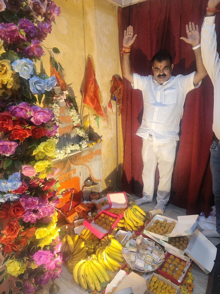 VijayOjhaBJPWB's tweet photo. ➡️ " मारुती सेवा संघ" " एंव "बड़ाबाजार सचेतन नागरिक मंच" द्वारा आयोजित 108 सकिर्तंन हनुमान चालीसा पाठ मे भक्तो के साथ सामूहिक आरती एंव पूजन करने का सौभाग्य प्राप्त हुआ।

#vijayojha #Jorasanko https://t.co/JjvsliYc3M