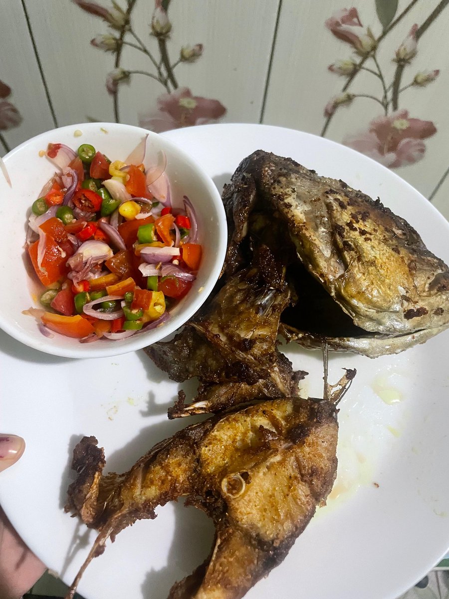 kelolasandi's tweet photo. Bersyukur bgt gw punya akses yg cukup mudah  untuk dapatkan ikan segar, ikan kuwe fresh cuma di marinasi ringan terus di goreng + sambal dabu" sederhana aja bisa bikin nambah nasi2 x .. 🤤🤤🤤 https://t.co/T27KTPStJU