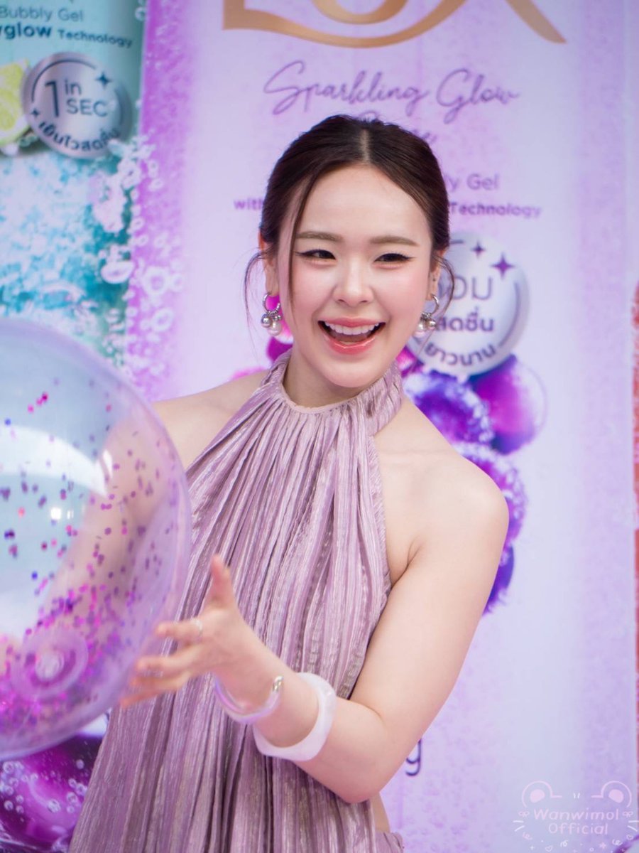 เก็บตกจากงานเมื่อวานค่ะ 💜🩷

ขออวยยศให้กับสบู่ LUX เลยค่ะ ✨
หอมละมุน ผิวนุ่มน่าสัมผัส ใช้แล้วรู้สึกสดชื่นและมั่นใจมาก ๆ 💖
ใครที่ยังไม่เคยลอง อยากชวนแฟนคลับทุกคนไปลองใช้กันนะคะ แล้วจะหลงรักเหมือนกันแน่นอน 🫧 

และขอขอบคุณ <a href="/LuxbeautyTH/">Lux Beauty Thailand</a> มาก ๆนะคะ
