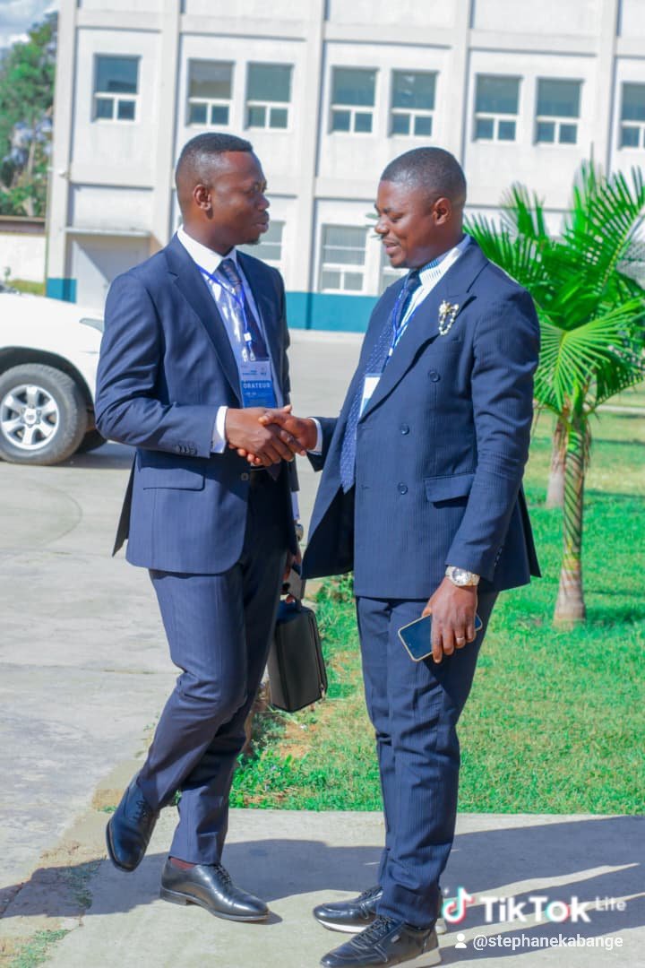 stephanemutamba's tweet photo. Il faut toujours garder des relations https://t.co/akp6DQ7EAI