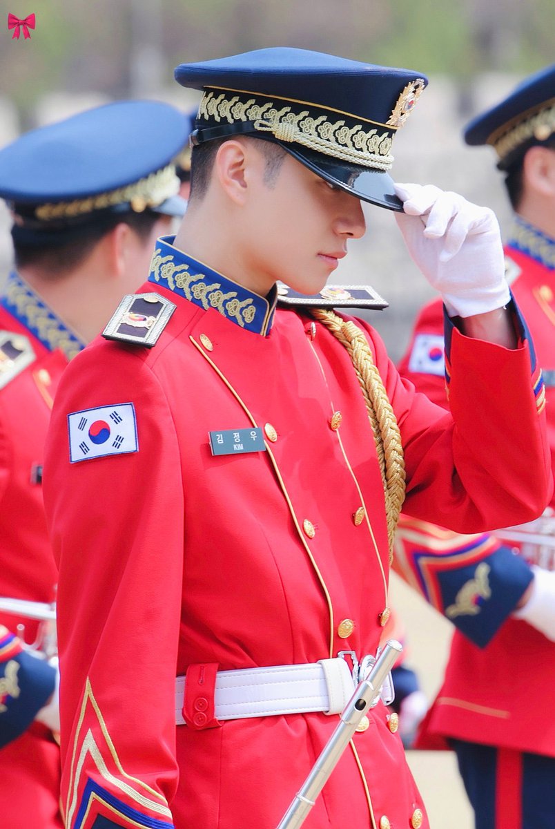 imyourrjw's tweet photo. 볼캡 정우가 왜 고유명사인지 바로 알겠지..
정모에 눈 살짝 가려지면서 보이는 코 입술 턱 이어지는 라인이 너무 아름다움 https://t.co/fbopdUYC7z