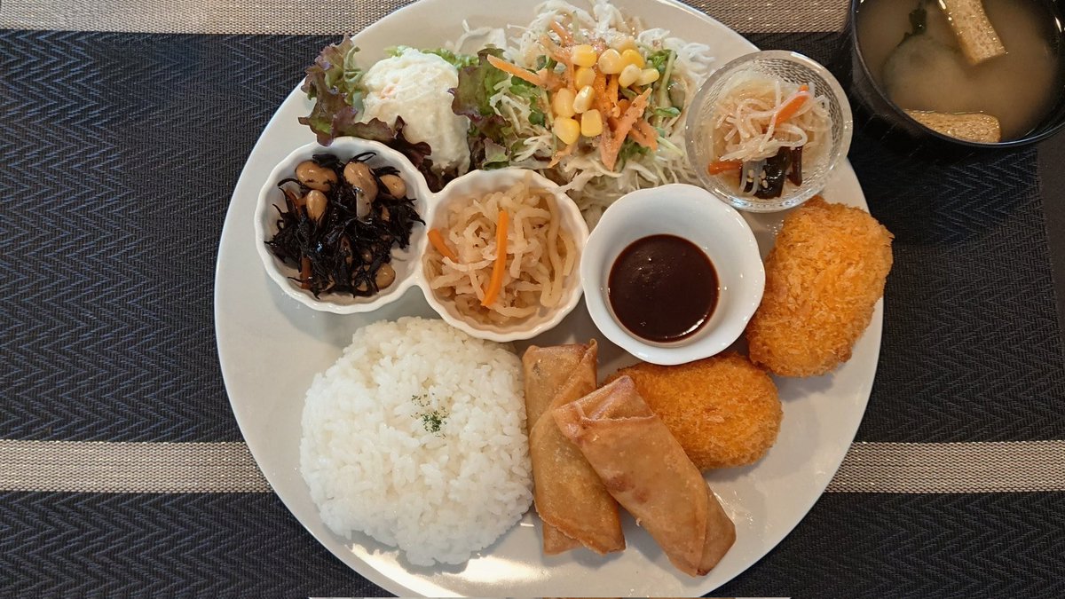 miarii's tweet photo. 260511午後0時半
奥さんと二人でランチはいつもの #BLACKACafe。
#春巻きカニクリームコロッケ定食 と #グラタンプレート に少しトッピングを追加して奥さんとシェアして美味しく頂きました。店内に飾られた額も良い雰囲気です。 https://t.co/Xfsw9kmygi