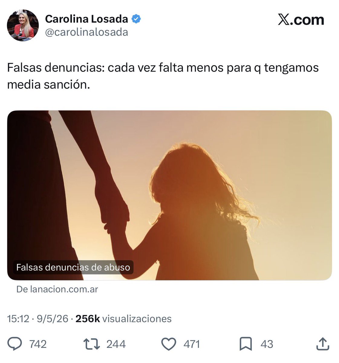 La foto de la nota en La Nazión me confunde un poco. Pareciera como si la atención estuviera puesta en el menor de edad. 

Pero es exactamente todo lo contrario. 

Si un adulto abusa de un menor con “besos” o “tocamientos” no dejan marcas. Como el entorno más común para los