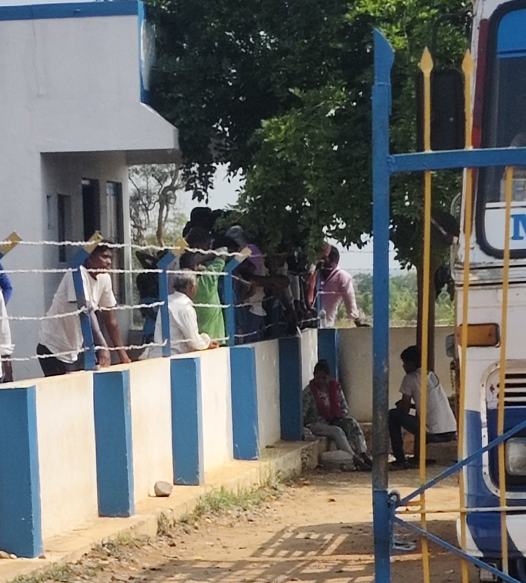 Basava_muthathi's tweet photo. ಟಿ ನರಸೀಪುರದ S R GAS SERVICE ಕಳೆದ ವಾರಗಳಿಂದ ಸರಿಯಾಗಿ ಸಿಲೆಂಡರ್ ವಿತರಣೆ ಮಾಡದೆ ಇರುವುದರಿಂದ ಜನರು ಪ್ರತಿದಿನ ಏಜೆನ್ಸಿಯ ಗೋಡೌನ್ ಗೆ ತಮ್ಮ ಕೆಲಸ ಕಾರ್ಯಗಳನ್ನು ಬಿಟ್ಟು ಬಂದು ಅಲೆದಾಡುತ್ತಿದ್ದಾರೆ, ದಯಮಾಡಿ ಸಂಬಂಧಪಟ್ಟವರು ಇದರ ಬಗ್ಗೆ ಗಮನ ಹರಿಸಿ. @BPCLimited @osd_cmkarnataka @DC_Mysuru https://t.co/QguXE6mOm3