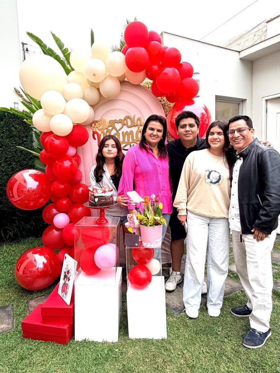 cvasquezsanchez's tweet photo. 🤗❤️🇵🇪
Hoy celebré el #DíaDeLaMadre en familia, con mi esposa y mis hijos.

Después de días intensos, estos momentos nos recuerdan dónde está nuestra mayor fuerza: en el amor de casa, en la familia y en la gratitud por quienes nos acompañan siempre.

A mi esposa, gracias por ser el corazón de nuestro hogar y la madre amorosa de nuestros hijos.

La vida pública trae responsabilidades, retos y aprendizajes; pero la familia es siempre el lugar al que uno vuelve para encontrar equilibrio, propósito y esperanza.