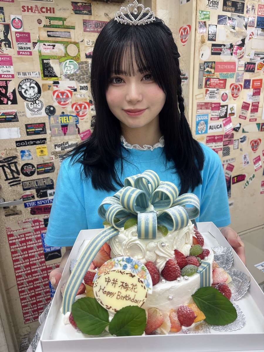 clancrown_'s tweet photo. 🎂 Happy Birthday 🎂

本日５月１１日、CLANCROWNメンバー・中井梅花が誕生日を迎えました🎊✨
昨日の地元・米子での生誕祭をはじめ、皆さまからのあたたかい声援に包まれながらこの日を迎えられたこと、心より感謝いたします🩵
笑顔と真っ直ぐな想いで、たくさんの景色を届けてくれる中井梅花に、そしてこれからのCLANCROWNの活躍にもぜひご期待ください🎶

#CLANCROWN
#クラクラ
#中井梅花