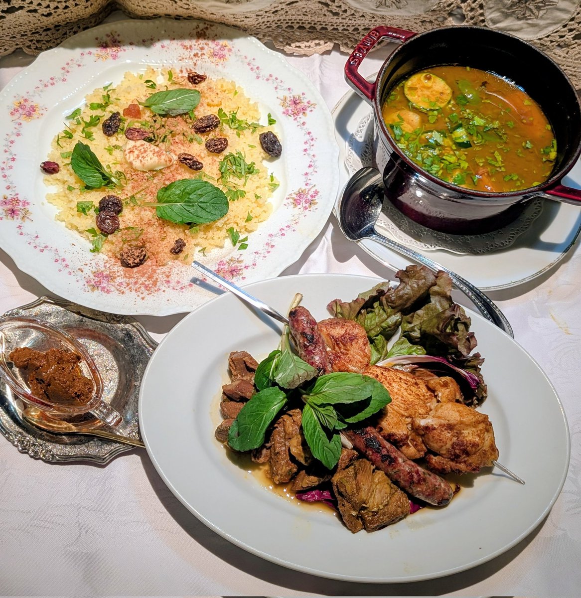 ChezShino's tweet photo. ＊COUSCOUS ROYAL ⁡
⁡〝クスクス・ロワイヤル〟
北アフリカ由来のお料理
羊肉・鶏肉・メルゲーズ（羊ソーセージ）等の肉類・野菜・煮込みスープ・スムール（蒸したセモリ）お好みで「CHEF特製アリッサ」を加えてスパイシー⁡に
Parisで食べ歩いた私達の思い出深いお料理ですBon appétit🍴
#シェシノ https://t.co/xm5pNVLCDB